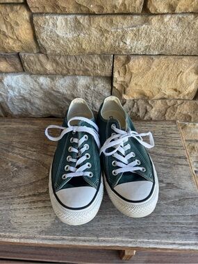 Women’s size 8 Converse
